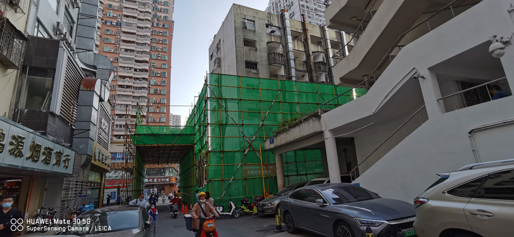 11号线二期龙顺宾馆拆除工程搭设防护架.jpg